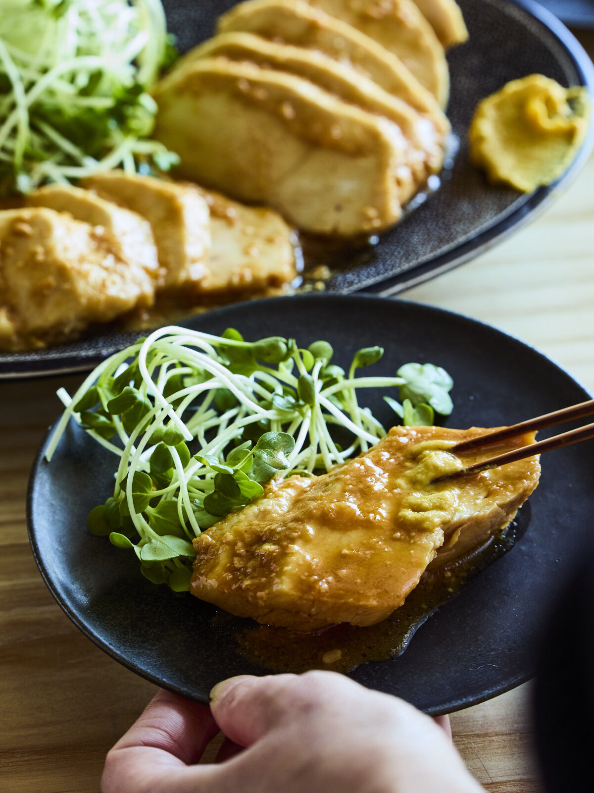 鶏胸肉のチャーシューに辛子をつける