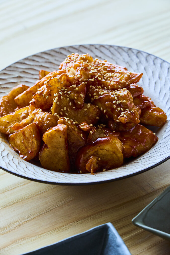 鶏胸肉とじゃがいもにたれをからめたヤンニョムチキン