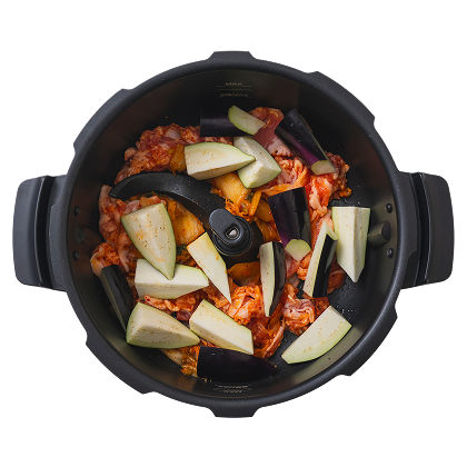 なす豚キムチの材料を入れたオートクッカー