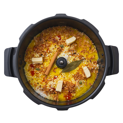 ビリヤニ風炊き込みご飯の材料を入れたオートクッカー