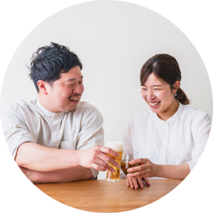 乾杯しているぐっち夫婦