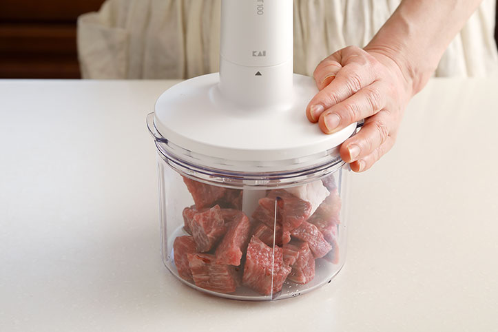 チョッパーで肉を処理