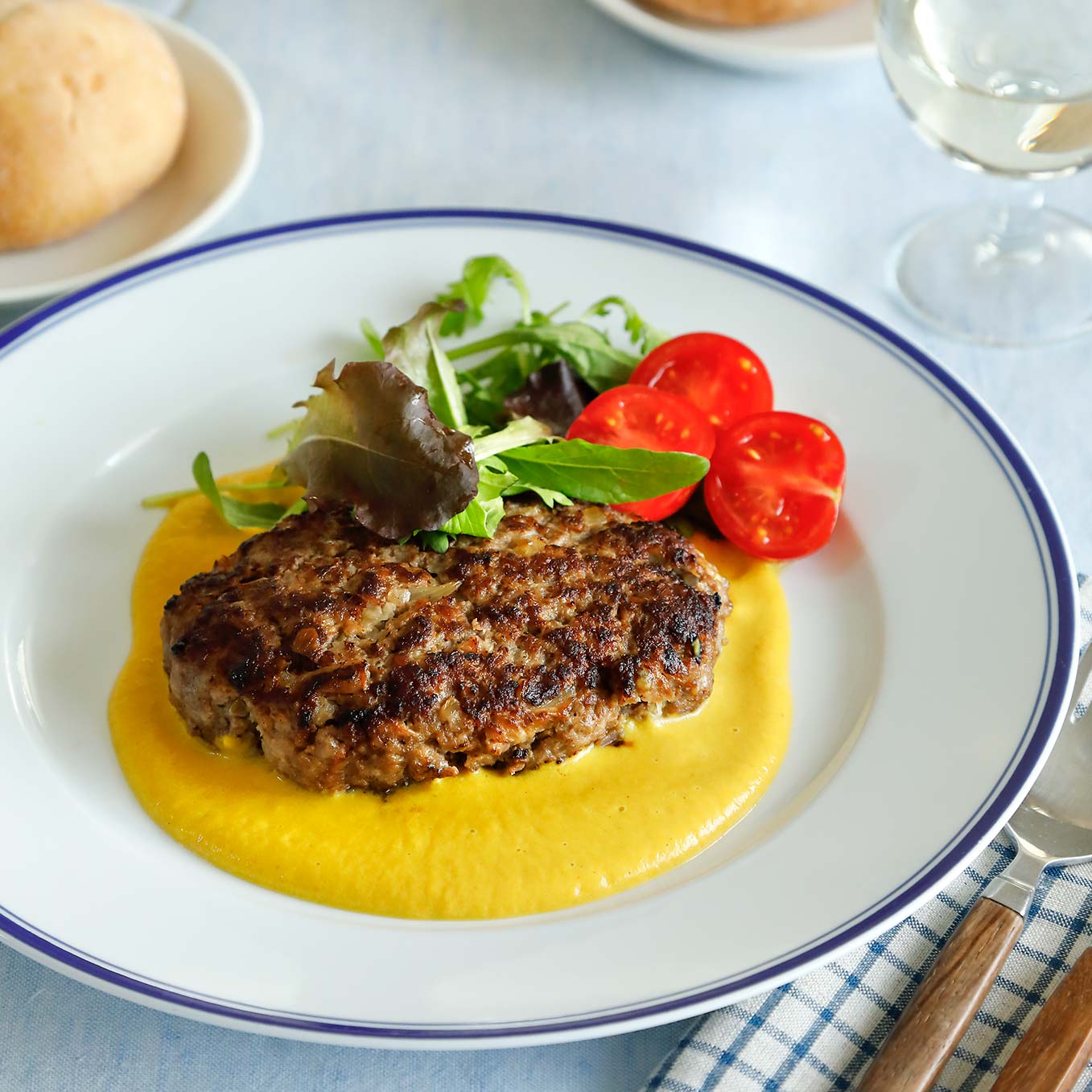 粗びきハンバーグ かぼちゃのカレー風味ソース