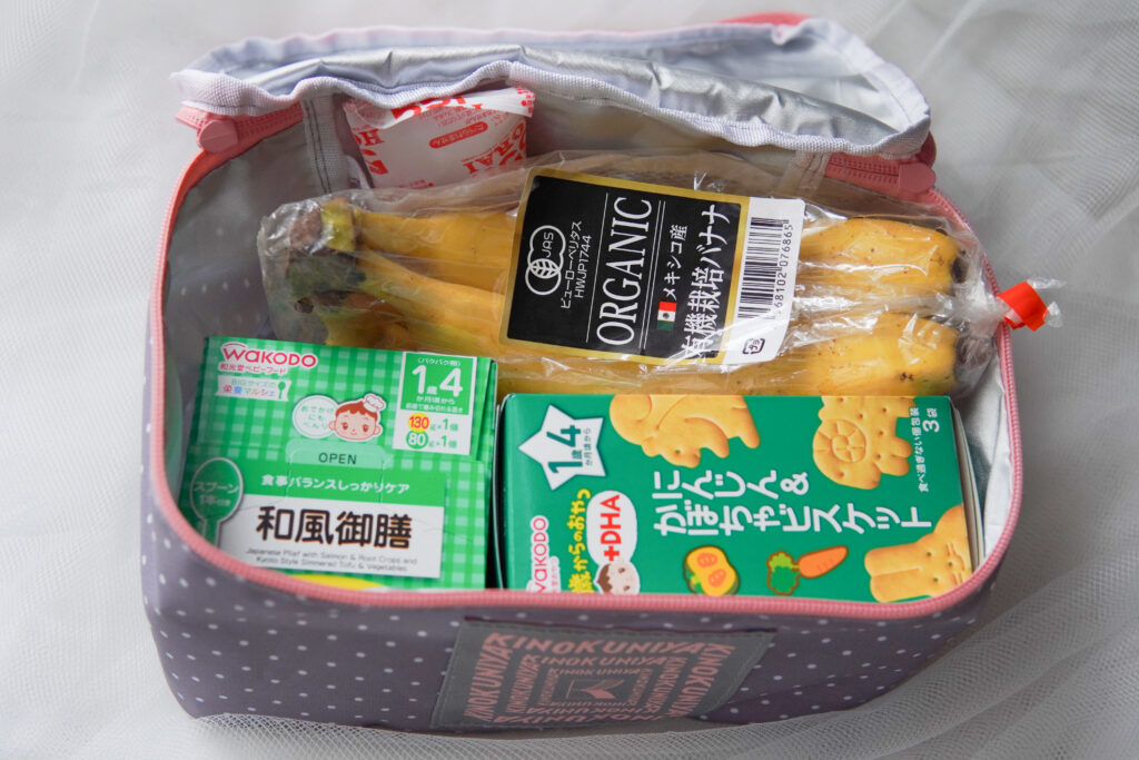 ベビーフード、赤ちゃん用ビスケット、バナナ、保冷剤、紀ノ国屋ボックス保冷ポーチ