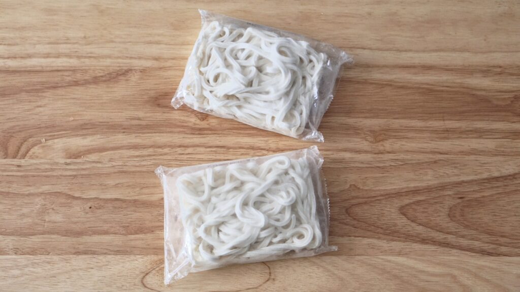 夏のうどん弁当、冷凍うどんとプチッとをお弁当に入れて、おかずは錦糸卵ときんぴらごぼう。