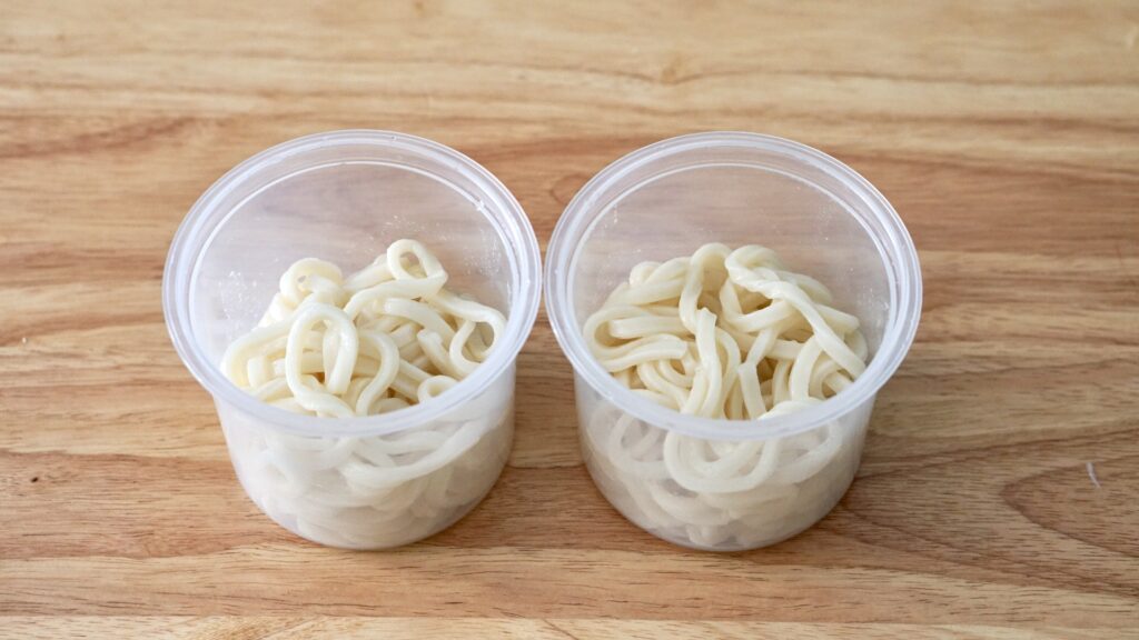 夏のうどん弁当、冷凍うどんとプチッとをお弁当に入れて、おかずは錦糸卵ときんぴらごぼう。