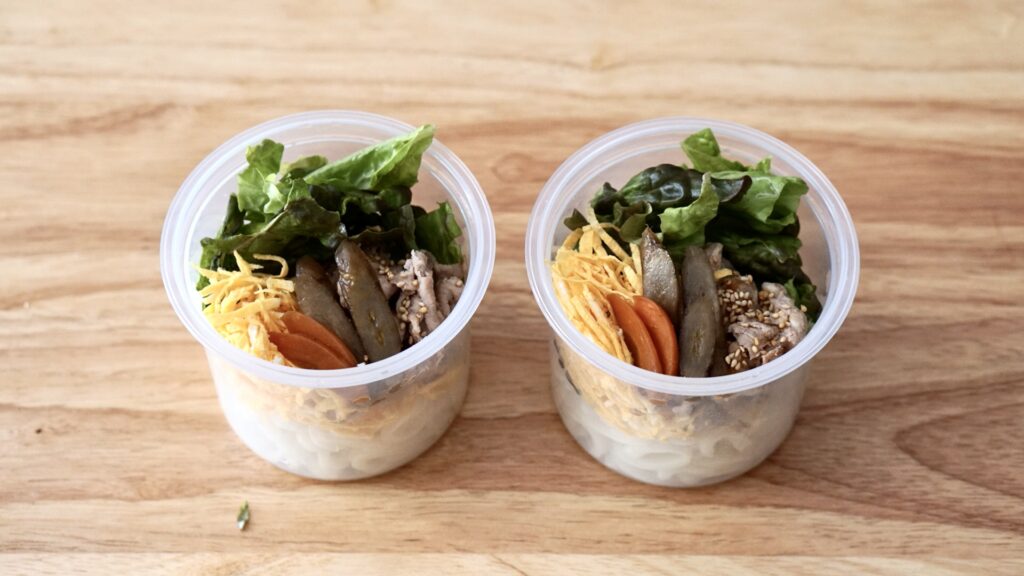 夏のうどん弁当、冷凍うどんとプチッとをお弁当に入れて、おかずは錦糸卵ときんぴらごぼう。