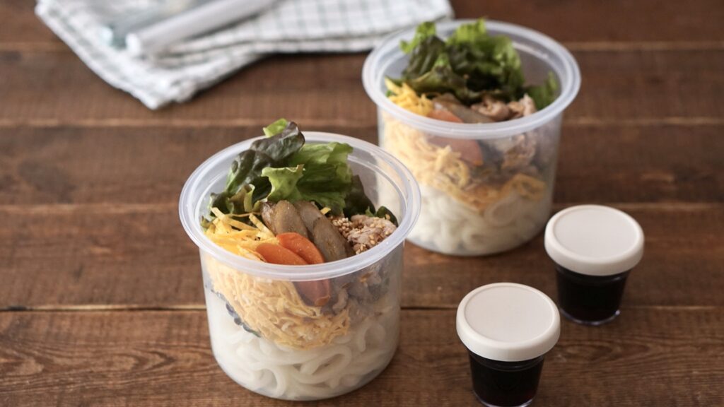 夏のうどん弁当、冷凍うどんとプチッとをお弁当に入れて、おかずは錦糸卵ときんぴらごぼう。