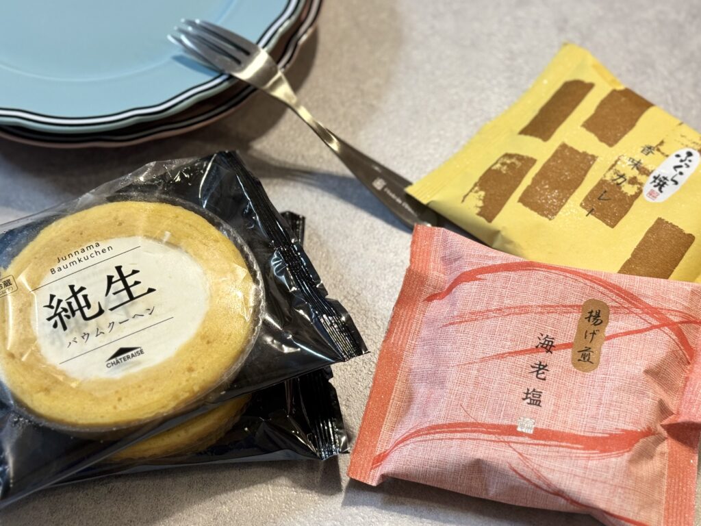 シャトレーゼの海老塩せんべいと香味カレーせんべい
バウムクーヘンの洋菓子