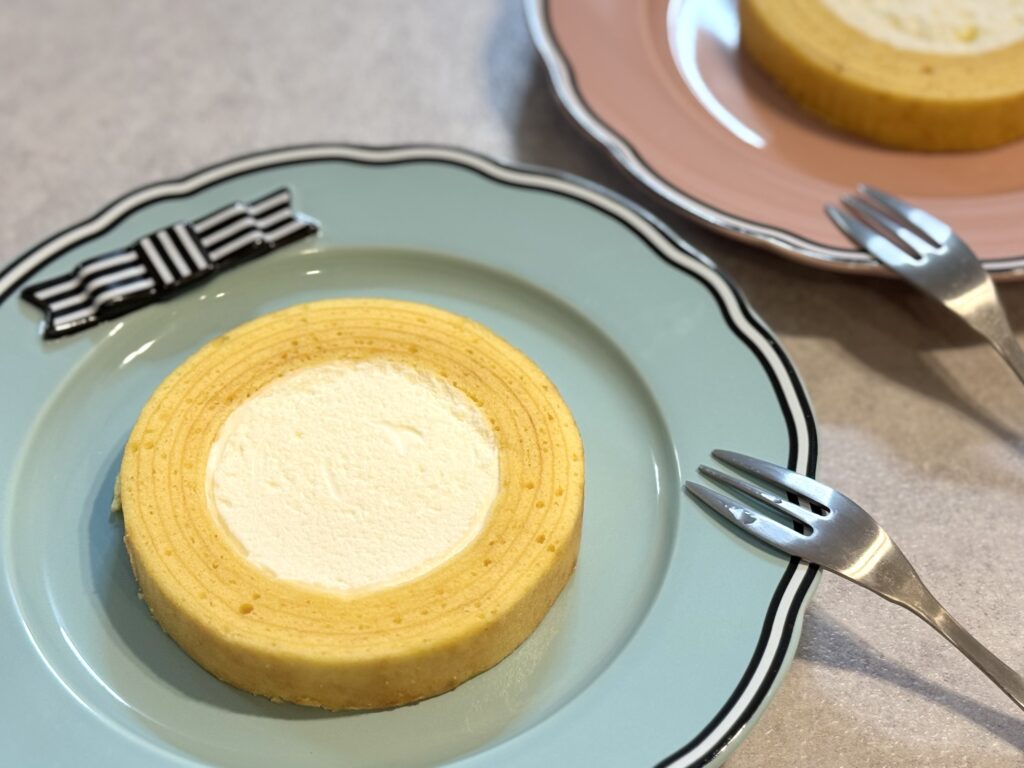 甘さ控えめの生クリームがおいしい純生バウムクーヘン
フランフランのお皿とナチュラルキッチンのフォークで