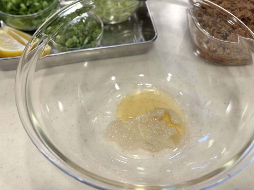 玉ねぎ麹とごま油をハリオの浅型ボウルに入れる
