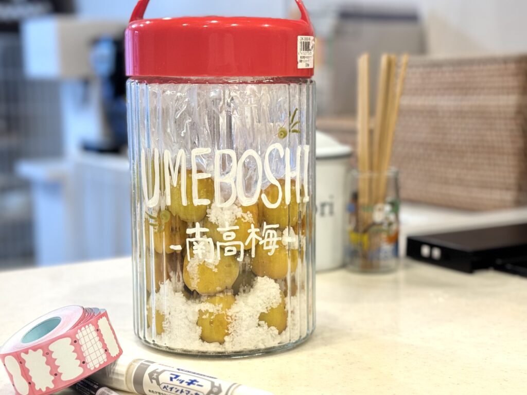 赤い保存瓶にペイント
マッキーのホワイトペンを使用