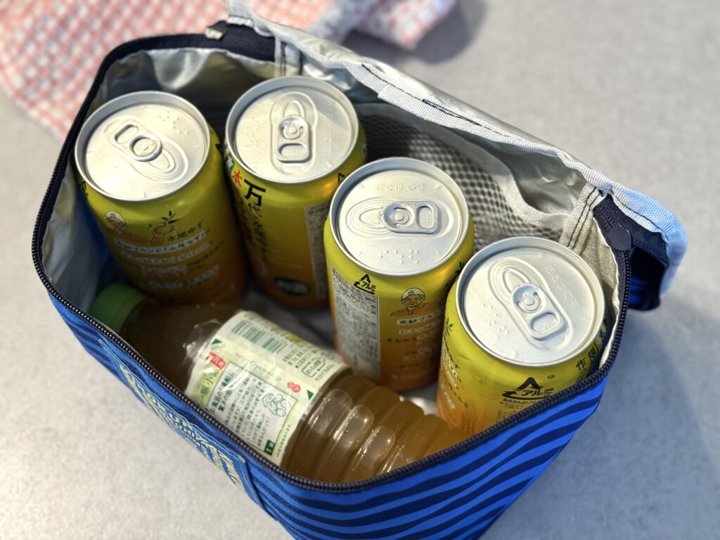 缶飲料やペットボトルも入る