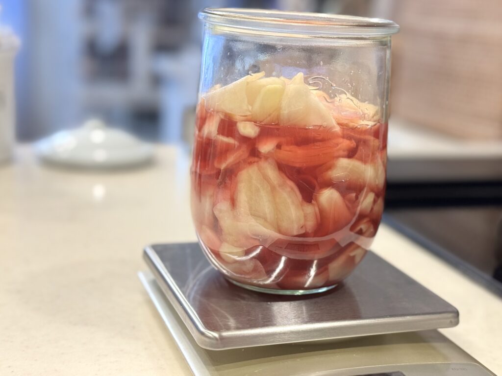 赤酢を入れた新生姜