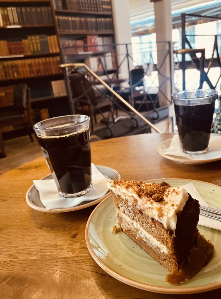コーヒーとキャロットケーキ