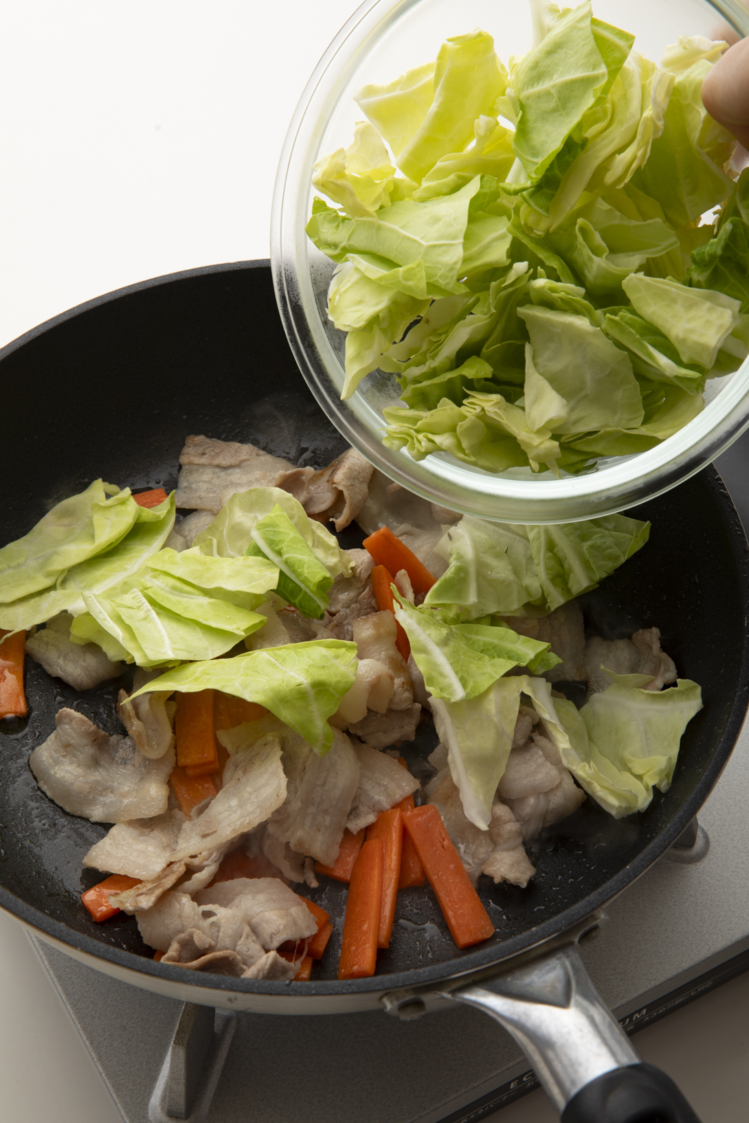 トマトを加えて軽く煮込む