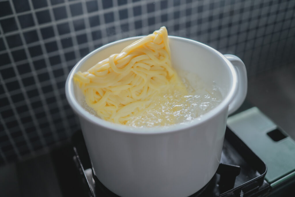 パスタを茹でるホーロー鍋