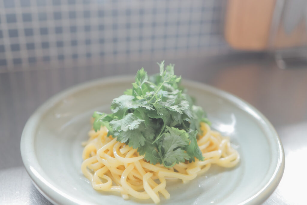 パクチー香るレモンクリームパスタ